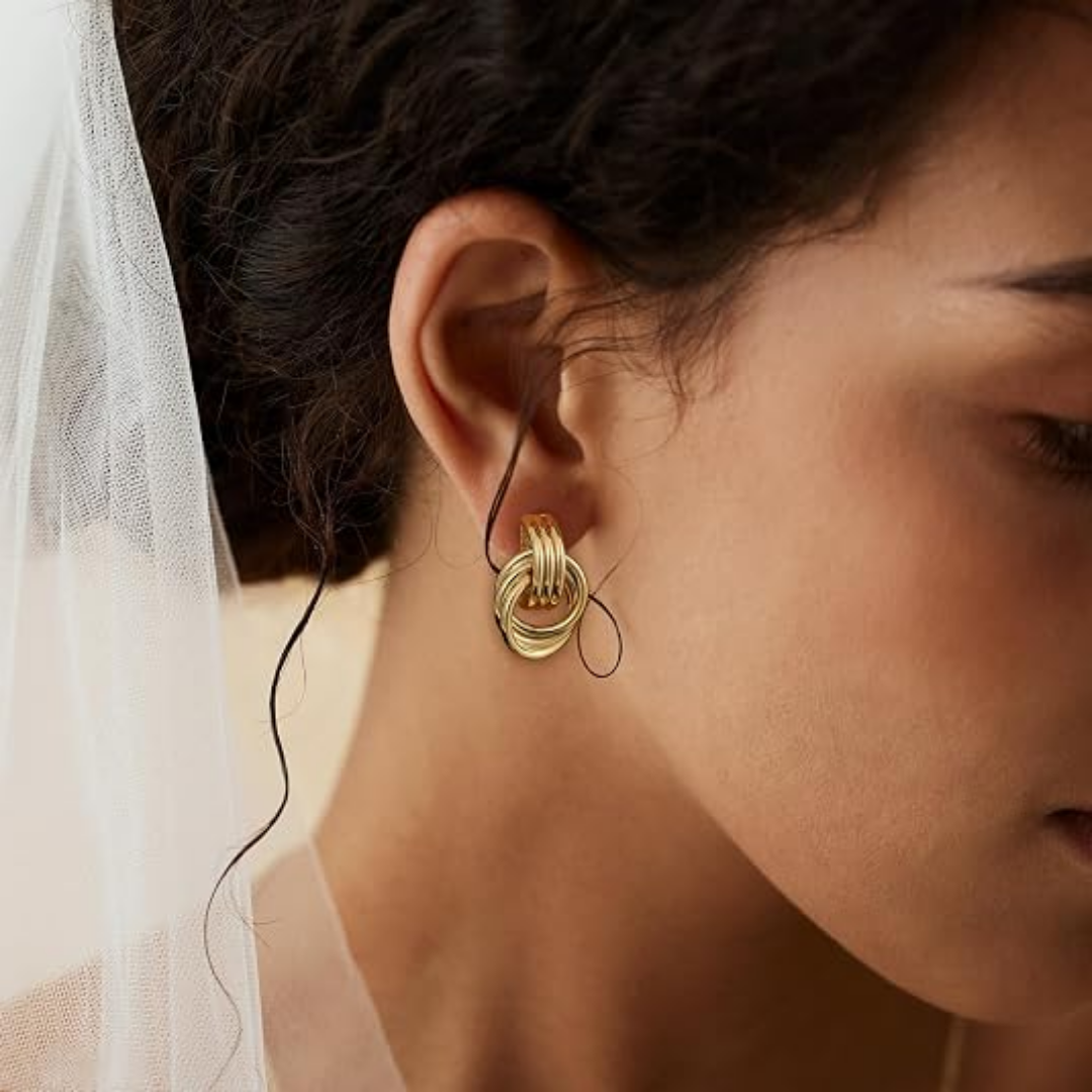 Freja – Eleganta flätade guldörhängen med statement-design