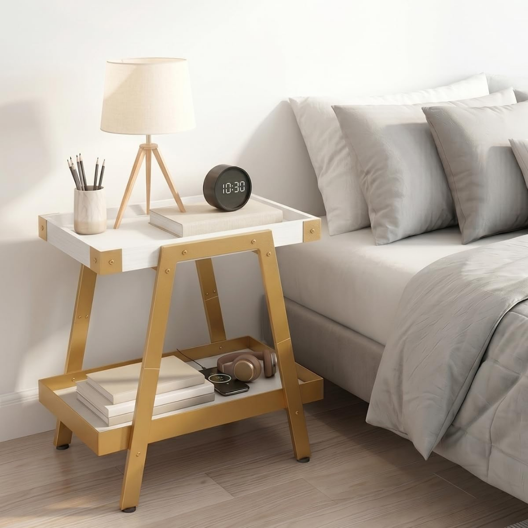 Freja – Elegant sidobord i guld och vitt med dubbla hyllplan