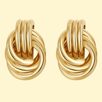 Freja – Eleganta flätade guldörhängen med statement-design