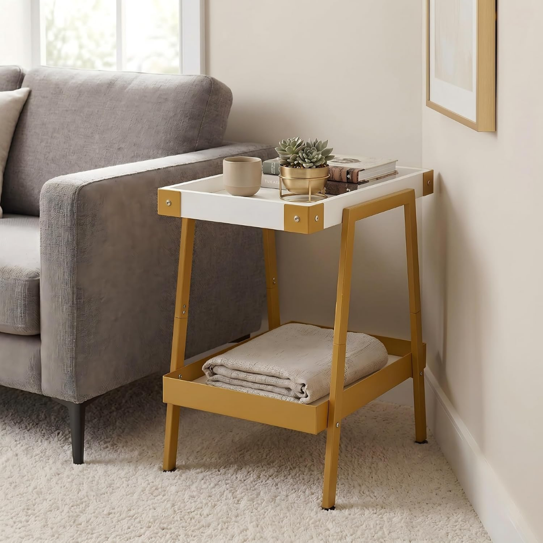 Freja – Elegant sidobord i guld och vitt med dubbla hyllplan