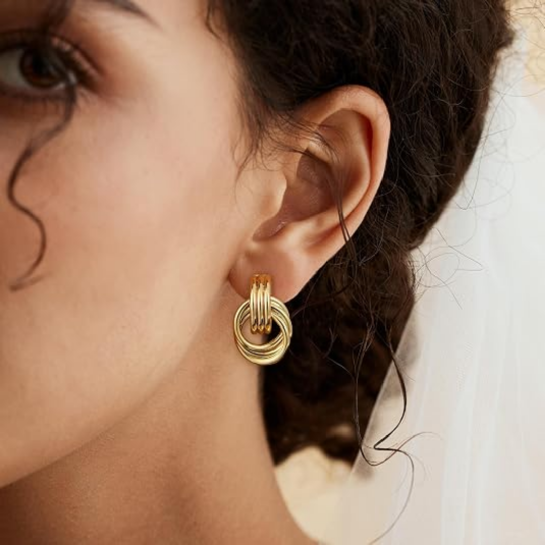 Freja – Eleganta flätade guldörhängen med statement-design